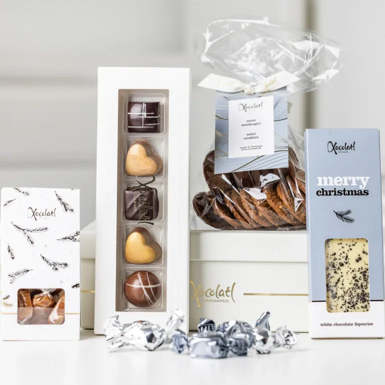 Gavekasse med småkager og hvid chokolade