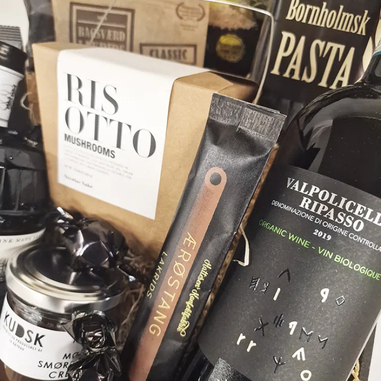 Gavekurv - eksklusiv gave med Black Barrel, Solepasso og lækre delikatesser