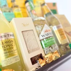 Gavekurv - kæmpe grøn Gin&Tonic kurv m. gin, tonicvand og en masse lækkerier