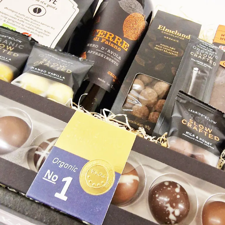 Gavekurv - økologisk gavekurv fyldt med chokolade og rødvin