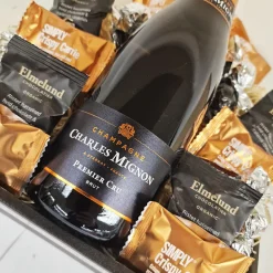 Gavekurv med champagne og chokolade