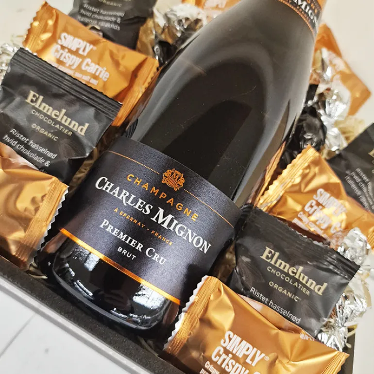 Gavekurv med champagne og chokolade