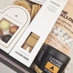 Gavekurv - med chokolade, lakrids og småkager