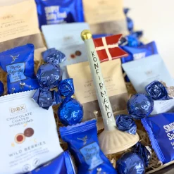 Gavekurv - med keramikflag og blå flowpacks til konfirmanden