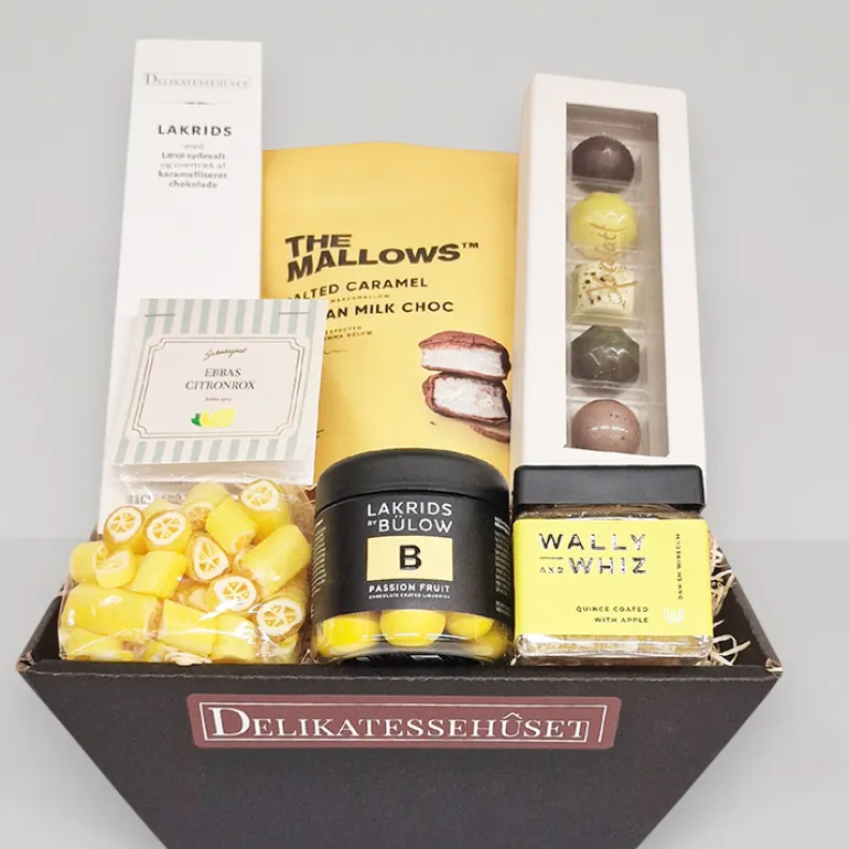 Gavekurv med lakrids, chokolade, vingummi & skumfiduser
