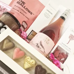 Gavekurv med rosévin og søde lækkerier