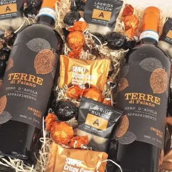 Gavekurv - med to flasker italiensk rødvin og luksus chokolade