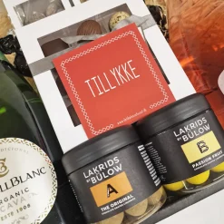 Gavekurv - ønsk tillykke med to flasker Cava, Summerbird og Lakrids by Bülow