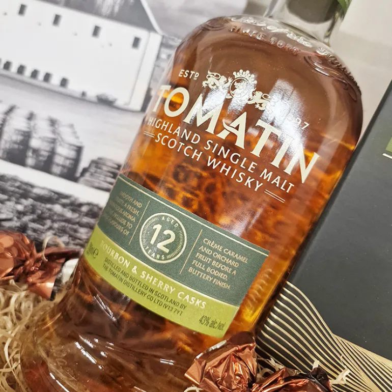 Gavekurv - ønsk 'tillykke' med Tomatin 12 year Whisky og stor whiskybog