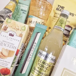 Gavekurv - overdådig gave med gin, tonic og delikatesser