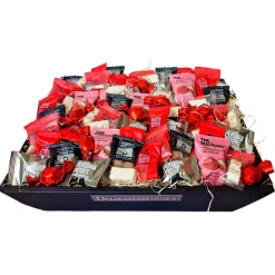Gavekurv - Perfekt rød dele-kurv med chokolade, lakrids, skum og nougat
