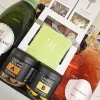 Gavekurv - sig tak med to flasker Cava, Summerbird og Lakrids by Bülow
