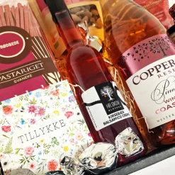 Gavekurv - sig 'Tillykke' med sydafrikansk Rosé og danske specialiteter