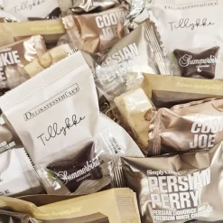 Gavekurv - sølvfarvet 'tillykke' kurv med chokolade, lakrids og nougat