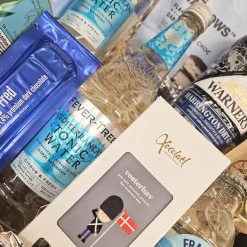 Gavekurv - stor blå gin & tonic kurv m. gin, tonicvand og en masse lækkerier