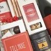 Gavekurv - 'tillykke' med rødvin, Summerbird chokolade og Lakrids by Bülow