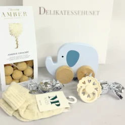 Gavepose - Blå barselsgave med chokolade og babyfavoritter