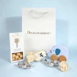 Gavepose - Blå barselsgave med chokolade og babyfavoritter