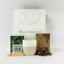 Gavepose med chokolade og 'Mama' krus