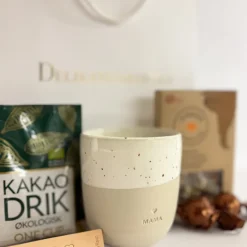 Gavepose med chokolade og 'Mama' krus