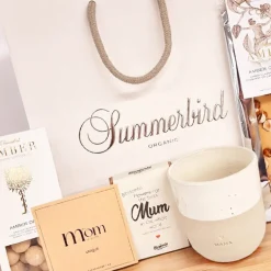 Gavepose til Mors dag med Summerbird Amber-chokolade og en 'Mama' kaffekop