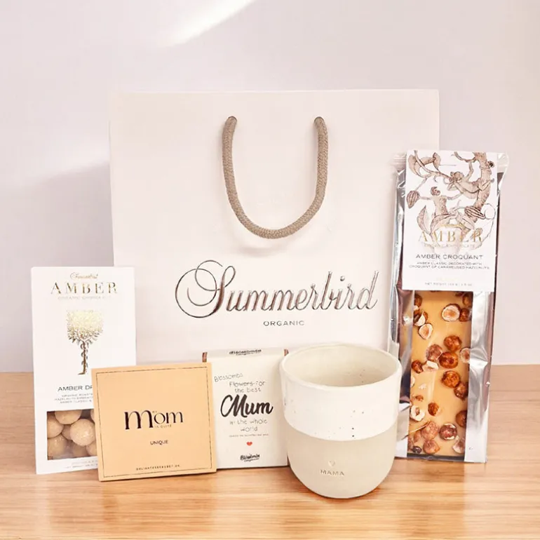 Gavepose til Mors dag med Summerbird Amber-chokolade og en 'Mama' kaffekop
