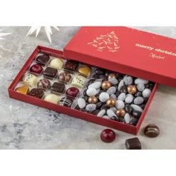 Gaveæske med 16 fyldte chokolader og chokolademandler