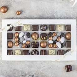 Gaveæske med 24 fyldte chokolader og chokolademandler