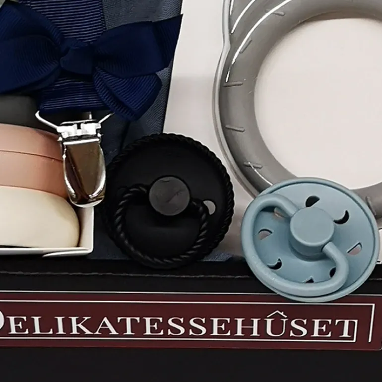 Gave til Babyshower - gavekurv m. sut, nussebamse og legetøj