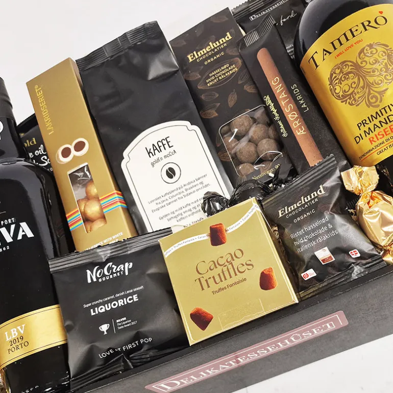 Hyggelig gavekurv - med portvin, julevin og danske lækkerier
