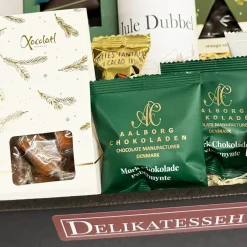 Julekurv - grøn julehilsen med juleøl, marcipanbrød og sødt