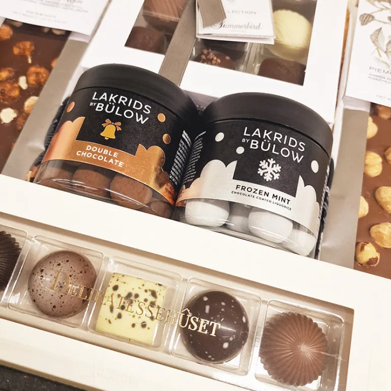 Julekurv - stor gavekurv med lækkert fra Summerbird, Lakrids by Bülow og Xocolatl