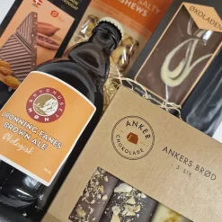 Økologisk gavekurv i orange nuancer med chokolade og øl