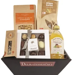 Økologisk gavekurv med sprøde knækbrød, chokolade og lemonade