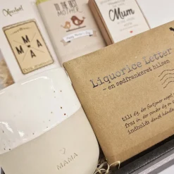 Mors dag gavekurv med kaffekop, blomsterfrø og danske delikatesser