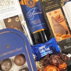 Overdådig gavekurv med rødvin og lækkerier