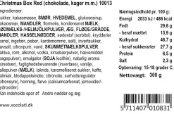 Rød gavekasse med småkager og chokolade