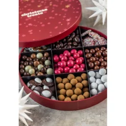 Rød juleæske med chokolade og lakrids