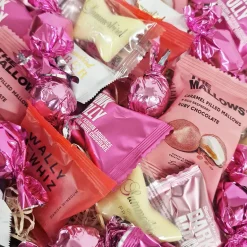 Sød gavekurv med chokolade, skum og vingummi