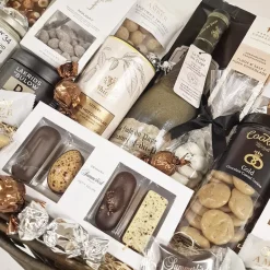 Stor eksklusiv kurv med chokolade, vin og lækkerier