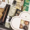 Stor gavekurv med hvidvin og danske specialiteter