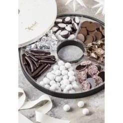 Stor rund gaveæske med chokolade og nødder