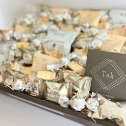 Stor 'sølv' tak gavekurv med chokolade og lakrids
