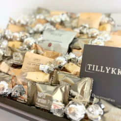 Stor 'sølv' tillykke gavekurv med chokolade og lakrids