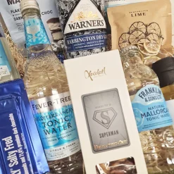 Ultimativ 'herre-kurv' - stor blå gin & tonic gavekurv m. gin, tonicvand og en masse lækkerier
